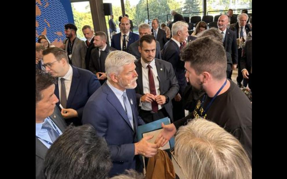 Футболку батальйону «Айдар» подарували президенту Чехії