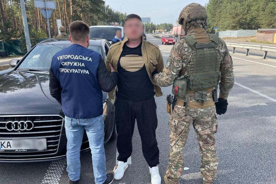Ошукали матір загиблого військового на 7,5 млн грн: правоохоронці затримали одного з організаторів схеми