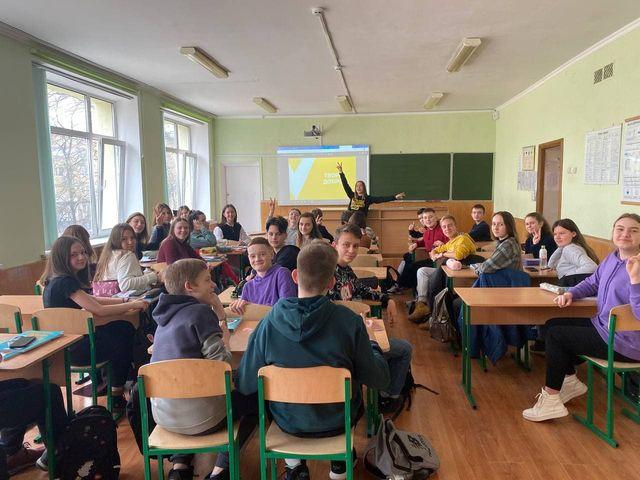 «Шкільні уроки волонтерства»: в Україні для підлітків запускають цікавий проєкт