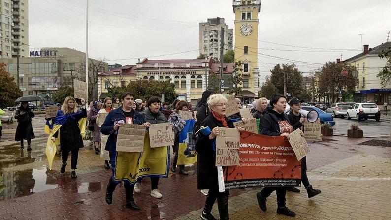 «Поверніть Героїв додому»: у Хмельницькому відбулась акція на підтримку оборонців Маріуполя