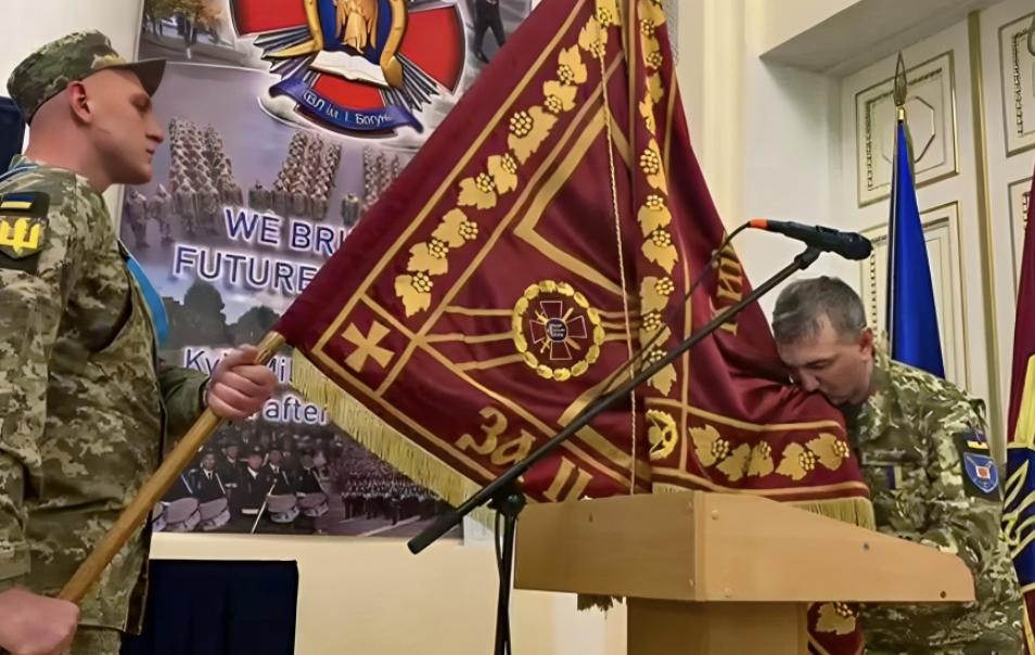 З Бойовим Прапором Київського військового ліцею попрощався генерал-майор Ігор Гордійчук