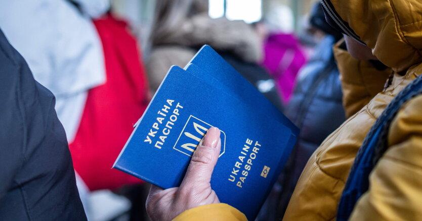 Скільки українців цьогоріч залишать Україну: прогноз НБУ