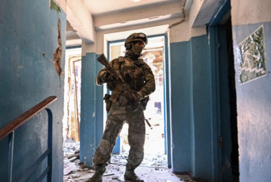 Під час евакуації російські окупанти «конфісковують» покинуте житло українців