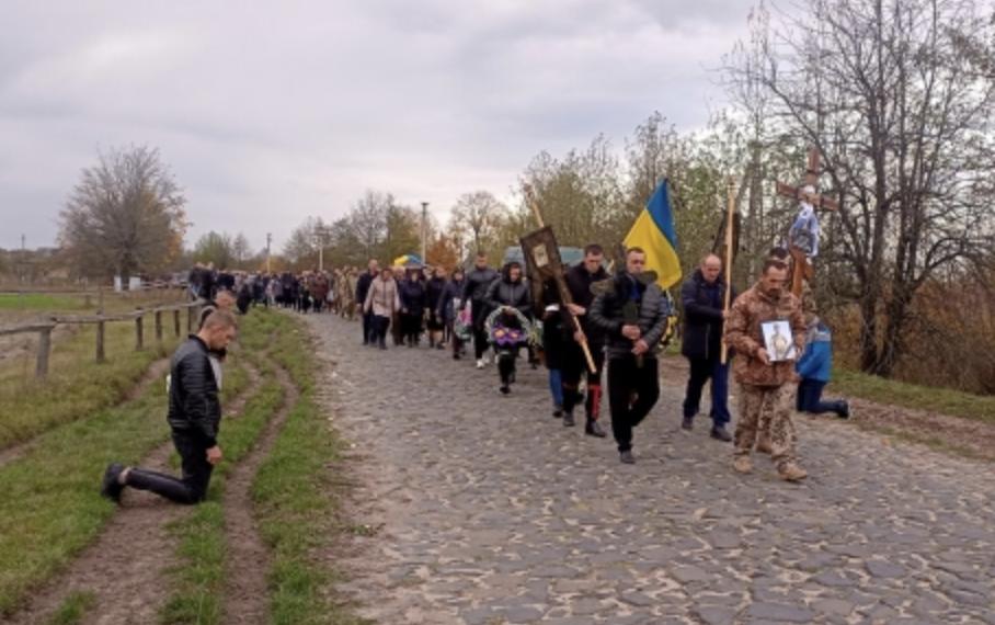 На Поліссі все село провело в останню путь українського захисника