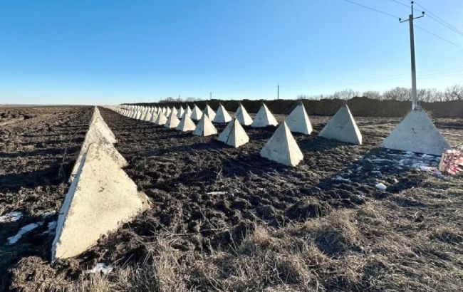 На тимчасово окупованих територіях України російські окупанти укріплюють лінію оборони