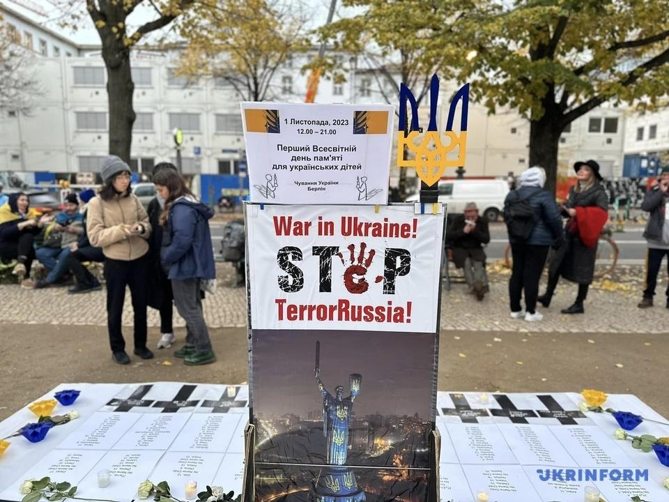 У Німеччині під посольством рф провели акцію на захист українських дітей