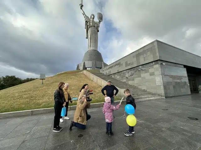 Син полеглого українського воїна піднявся на «Батьківщину-матір», аби відправити татові листа (ФОТО)