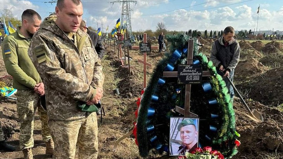 На військовому кладовищі Дніпра поховали загиблого прикордонника з Луганщини