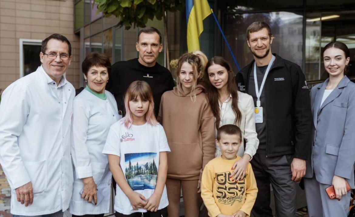 До «Охматдиту» для зустрічі з дітьми завітав всесвітньо відомий український футболіст