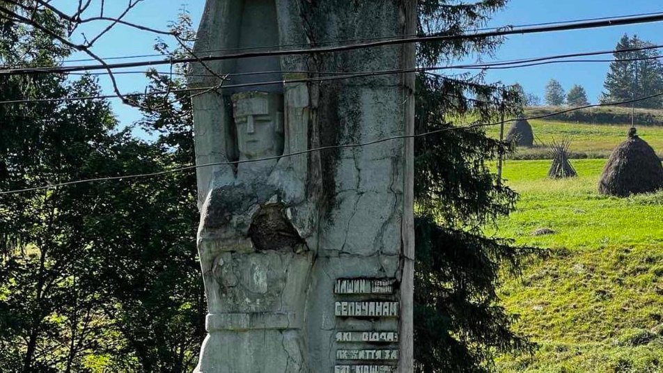 Памятник советскому солдату демонтировали в селе на Закарпатье