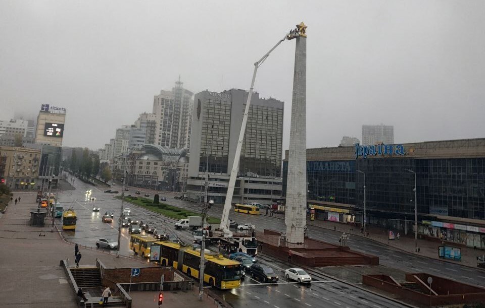 В столице начали демонтаж трехметровой советской звезды на Галицкой площади