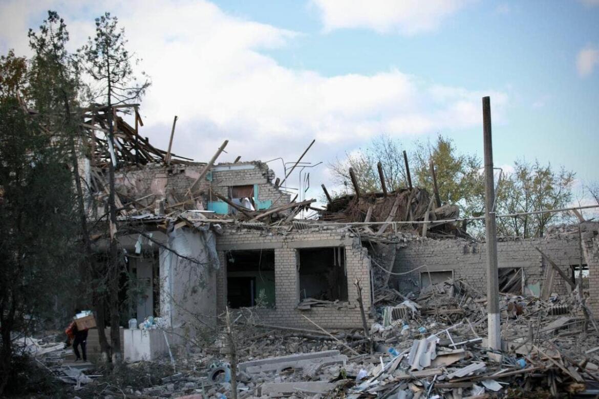 Обстріли Херсонщини: окупанти вдарили керованою авіабомбою по школі