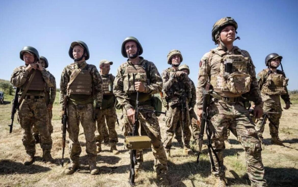 Українських захисників, які б’ються на найгарячіших напрямках фронту, відзначив глава держави