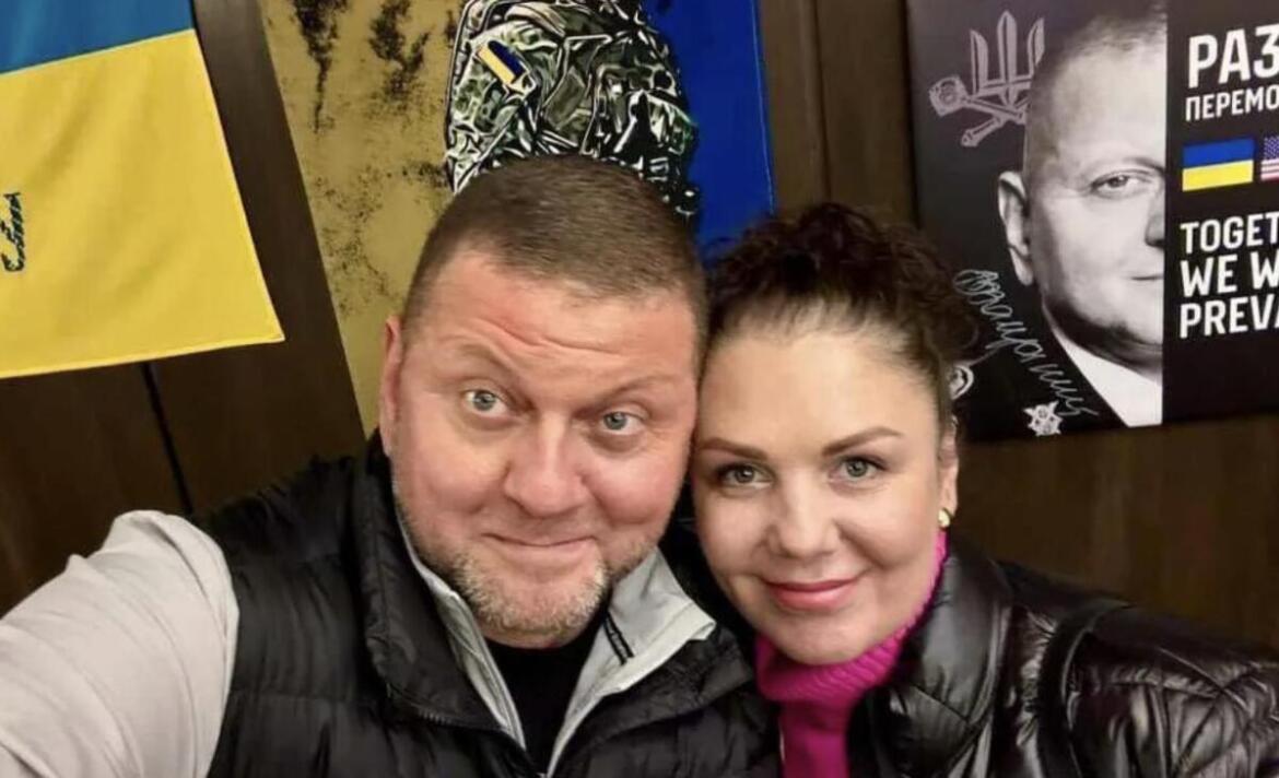 У мережі показали фото Головнокомандувача ЗСУ з дружиною на тлі прапору України