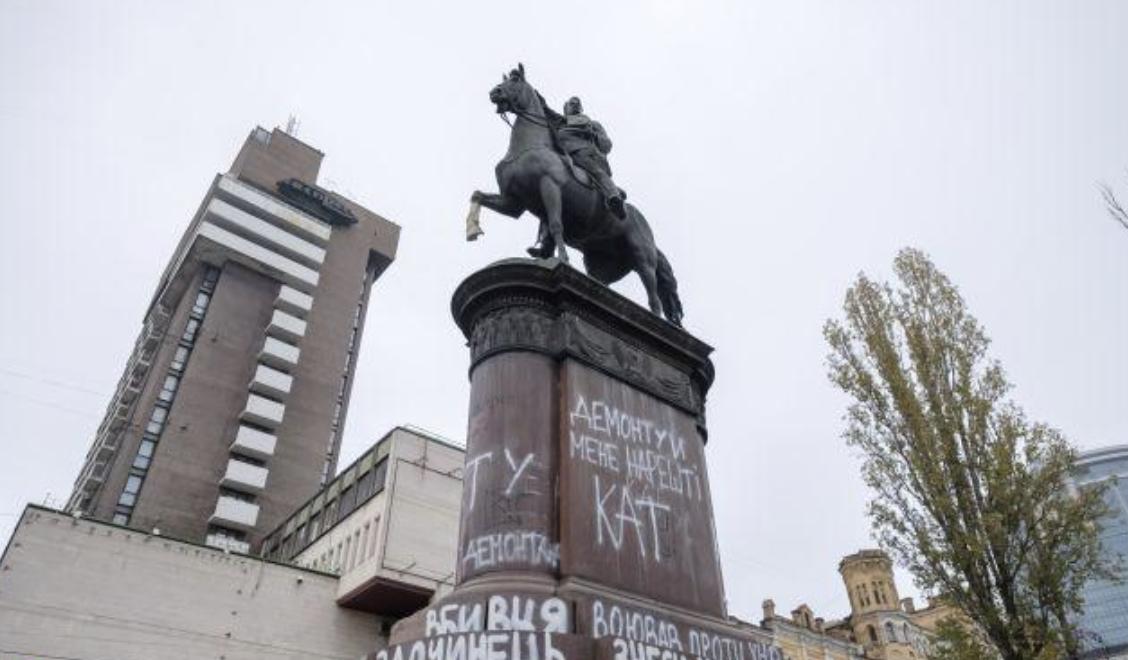 Правительство разрешило демонтаж памятников российским и советским деятелям