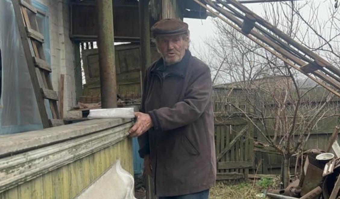 Співробітники поліції евакуювали чоловіка з Лиману, який через обстріли російських окупантів втратив житло