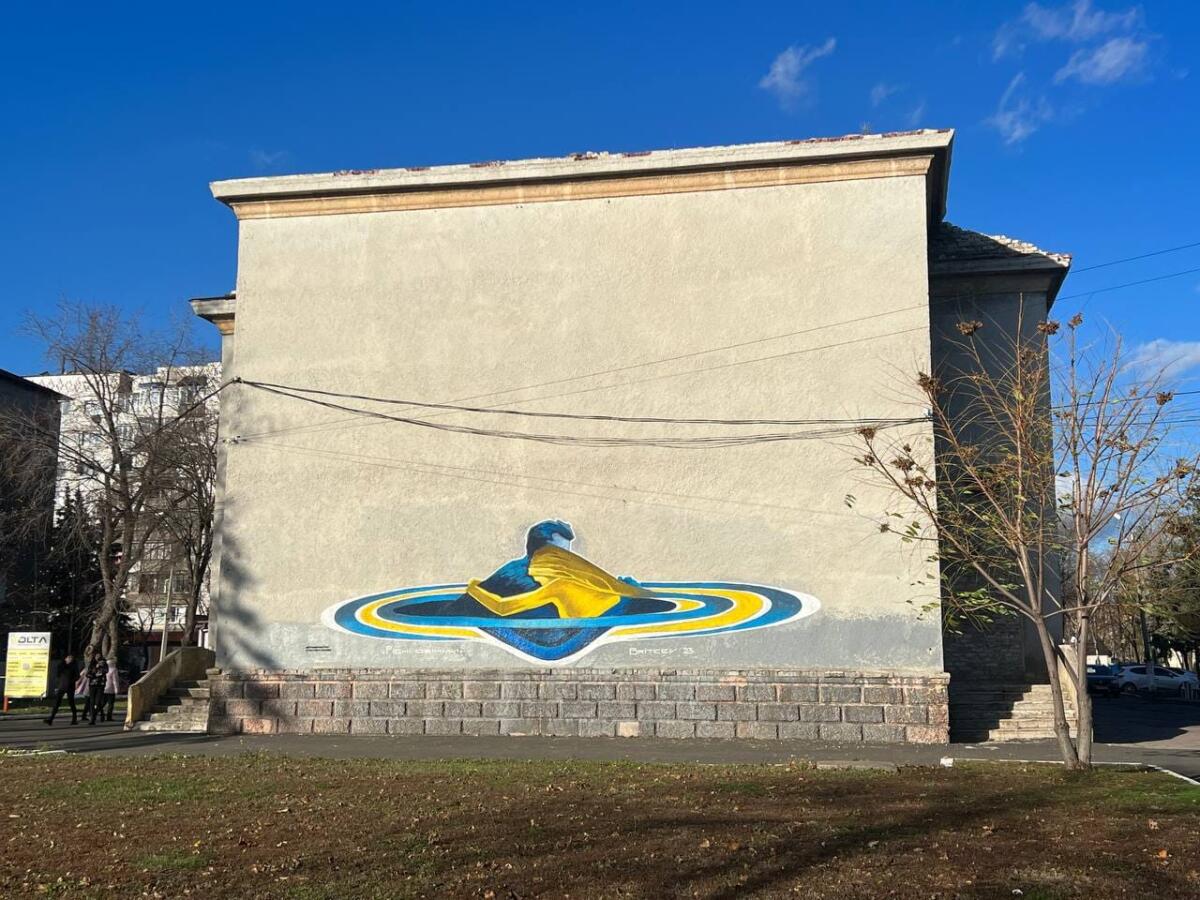 Художник, який створив стінописи в Авдіївці, новою роботою прикрасив Покровськ