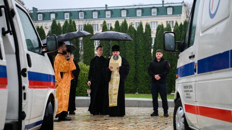 Митрополит Епіфаній освятив та передав автомобілі «швидкої» воїнам ЗСУ