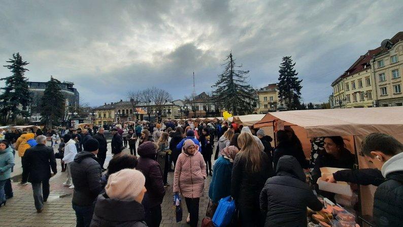 В Івано-Франківську відбувся благодійний ярмарок та концерт на підтримку ЗСУ