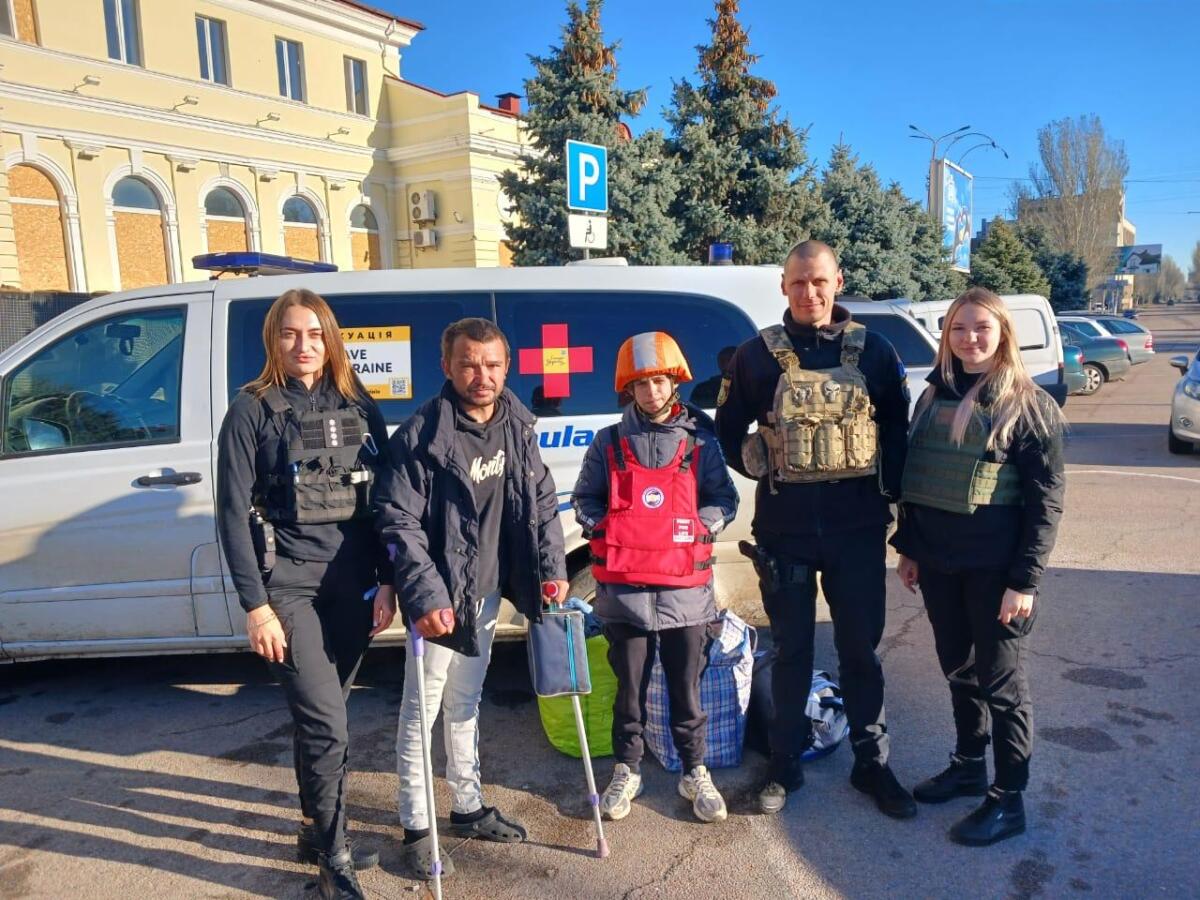 З передмістя Херсона вділося евакуювати маломобільного чоловіка разом з сином