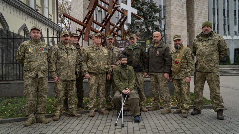 Біля міської ради Дніпра завершили інсталяцію «Хрест ЗСУ»