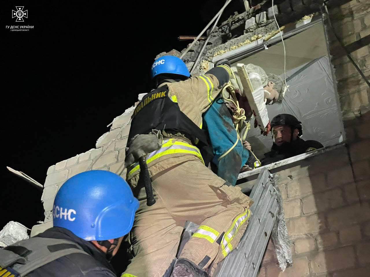Внаслідок ракетного удару по Селидовому зруйновано багатоповерхівку: людей рятують з-під завалів