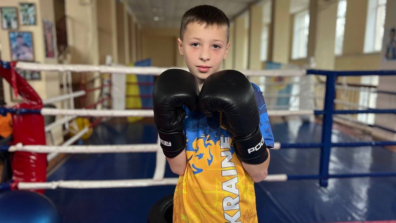 12-річний чемпіон з кікбоксингу продав нагороду, щоб допомогти ЗСУ