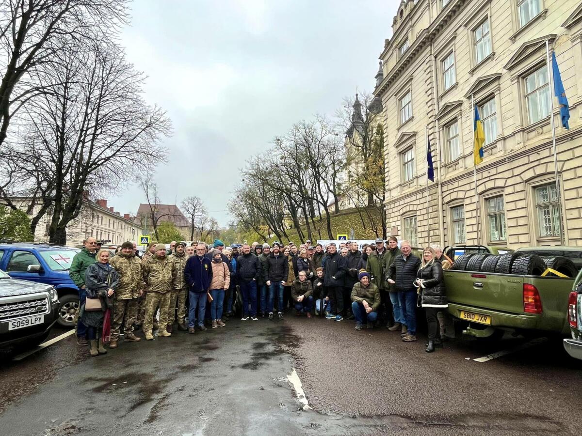 Британські фермери та волонтери особисто привезли 35 позашляховиків для ЗСУ