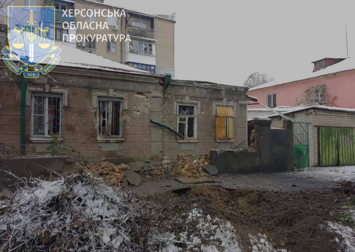 Росіяни вранці вдарили по Херсону: є загиблі та поранений