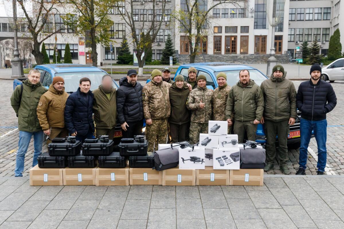 Харьковчане передали военным 92-й бригады 15 дронов Mavic