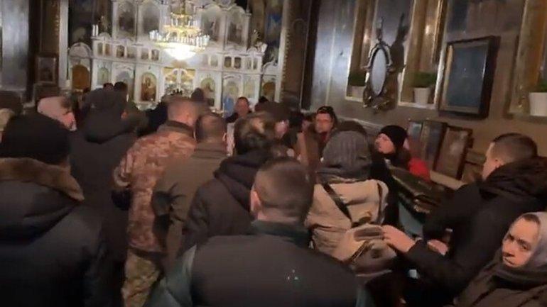 На Київщині активісти зі скандалом виселили з храму священнослужителів УПЦ МП (ВІДЕО)