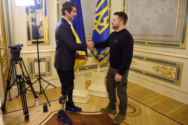 Президент відзначив орденом американського журналіста, який отримав поранення на Київщині