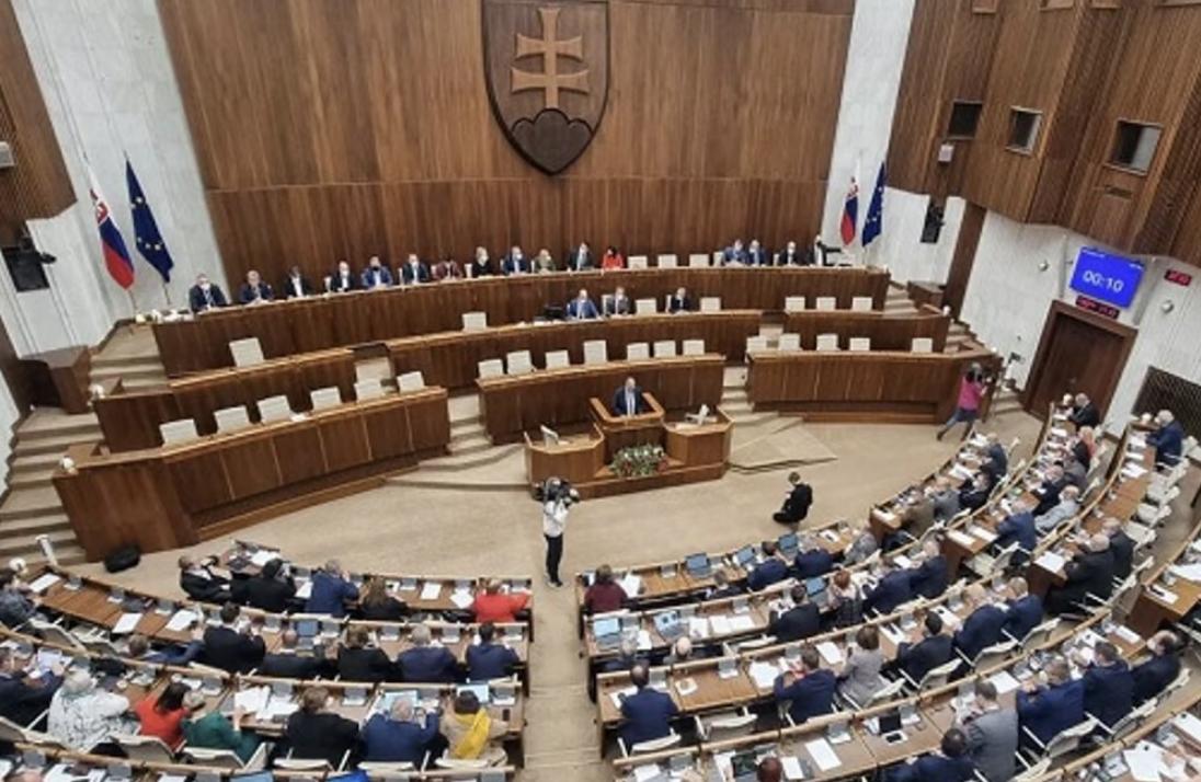 У Словаччині заявили про намір зупинити військову допомогу Україні