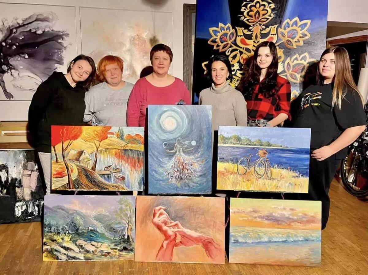 «Тисячі історій кохання»: в Україні презентують унікальну колекцію картин, написану дружинами полеглих героїв