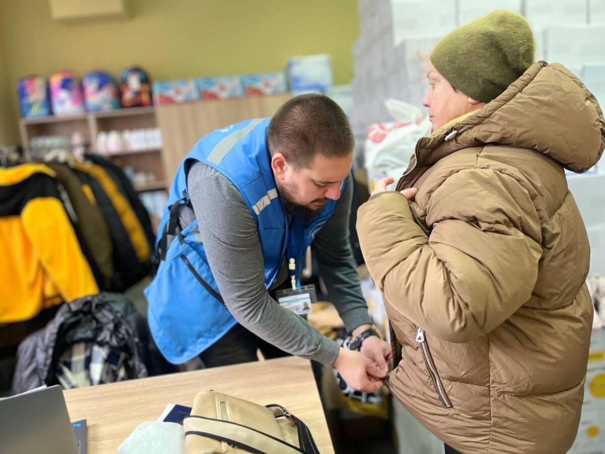 Переселенці з Маріуполя отримали теплий одяг та взуття у Дніпрі