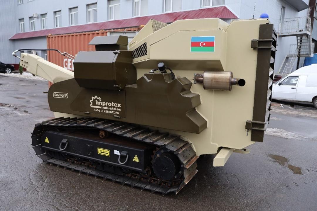 Українські рятувальники отримали від Азербайджану машину для розмінування