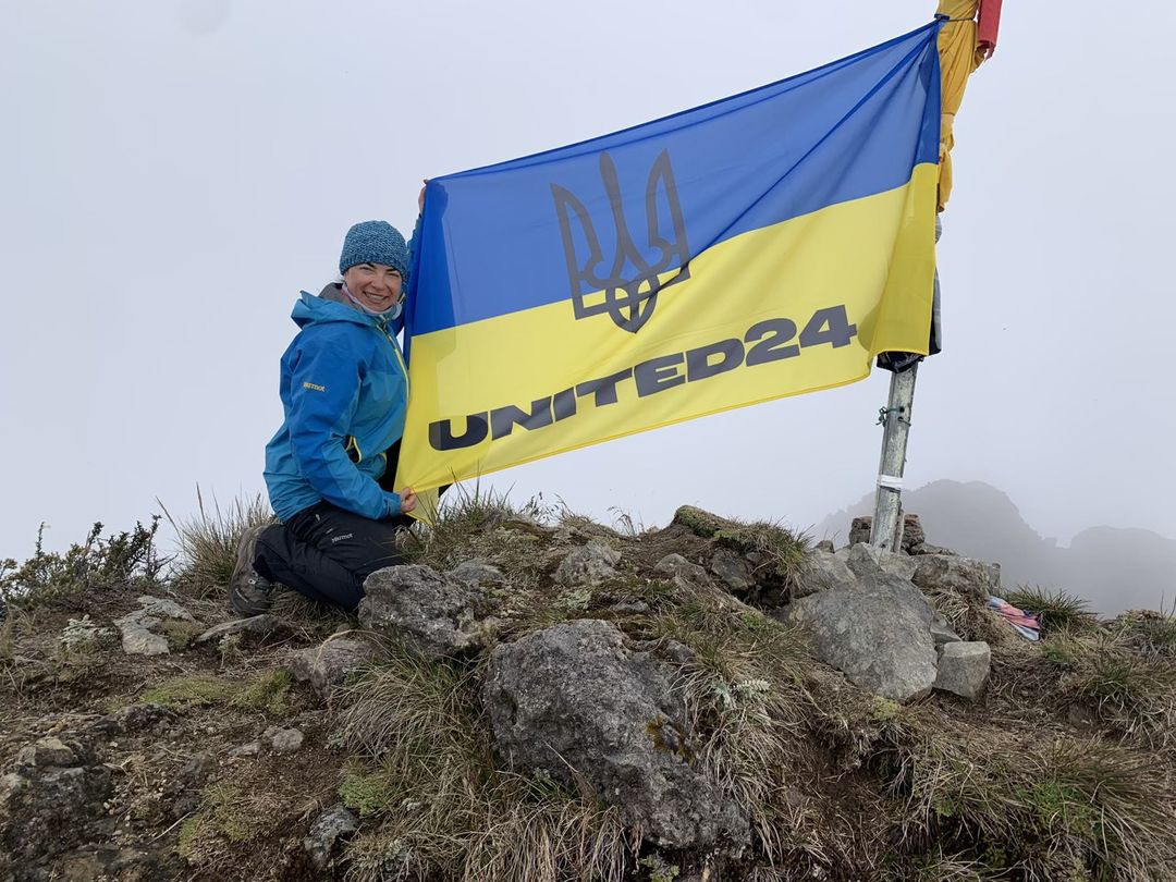Українка підняла державний прапор на вершину вулкана у Тихому океані