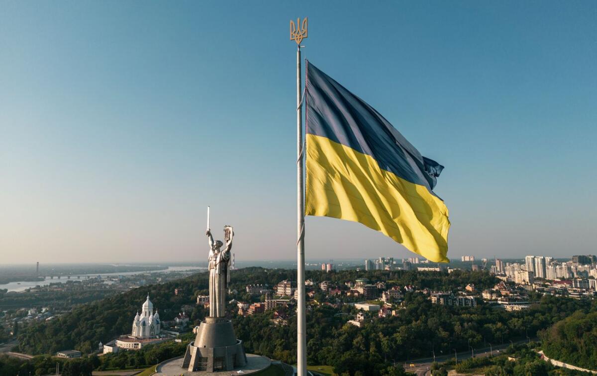 У столиці знімають найбільший прапор України: що сталося