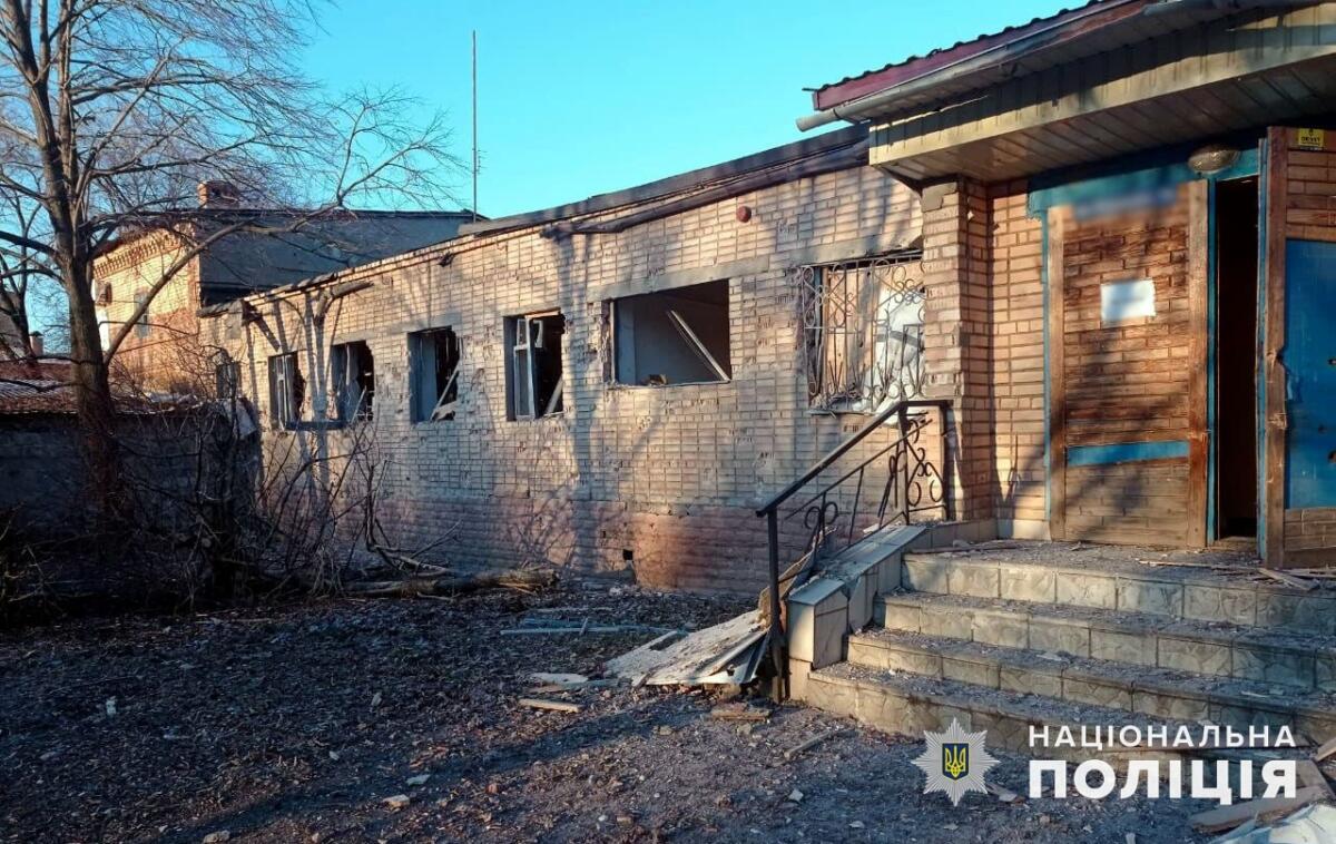 Через російські обстріли на Донеччині пошкоджено адмінбудівлю поліції та інші цивільні об’єкти