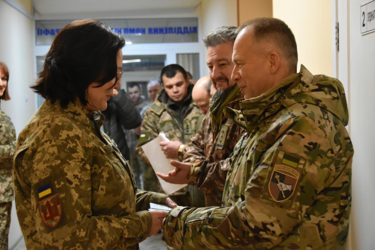 Сирський відвідав у госпіталі поранених бійців та вручив нагороди (ФОТО)
