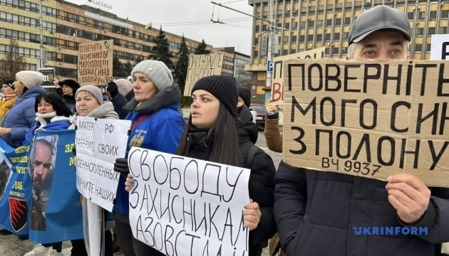 «Не мовчи, полон вбиває»: родини військовополонених провели акцію у Запоріжжі (ФОТО)