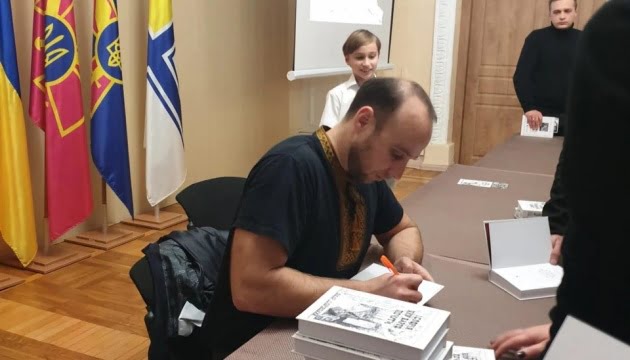 Відомий лікар, який служив у ЗСУ, видав книгу про подвиг захисників Авдіївки
