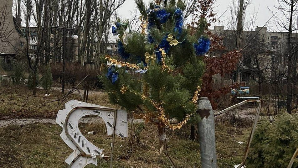 Для українських захисників в Авдіївці волонтери встановили ялинку (відео)