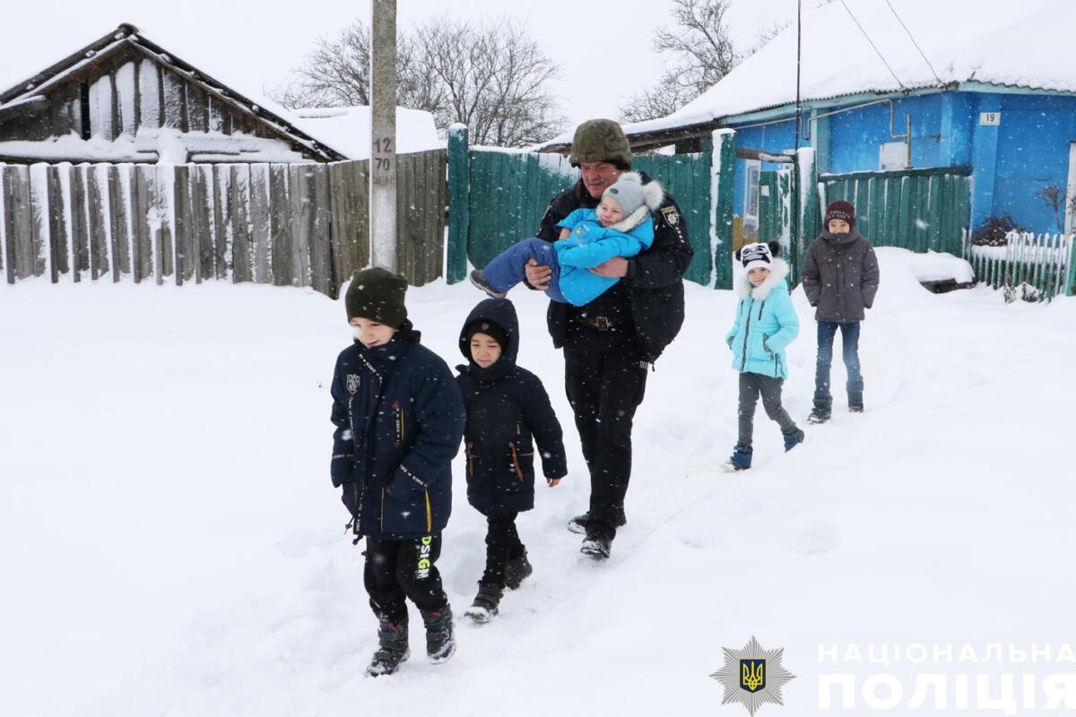 З прикордоння Чернігівщини поліцейські евакуювали багатодітну родину