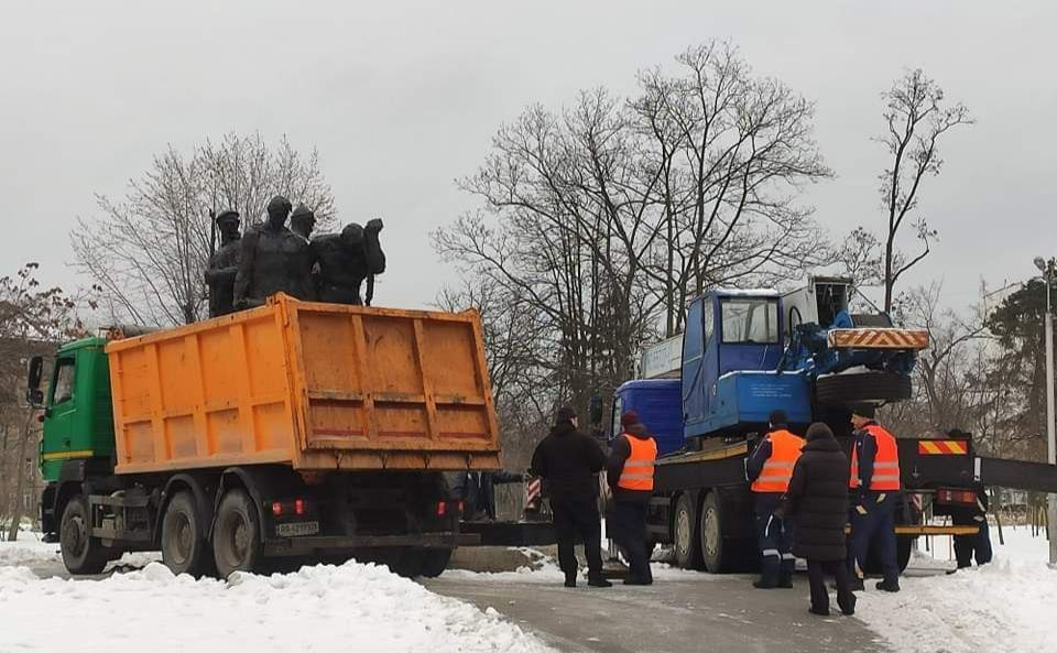 Один з радянських памʼятників демонтували в Києві