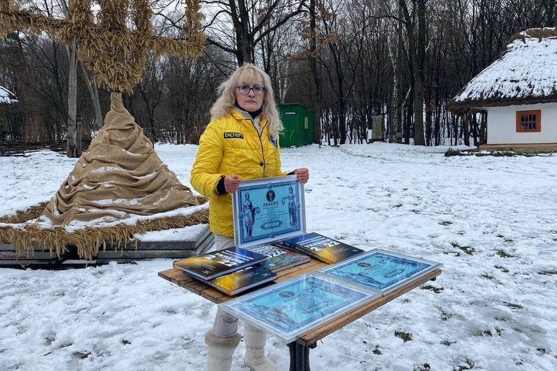 Український десантник до Різдва створив найбільший тризуб з дідухів