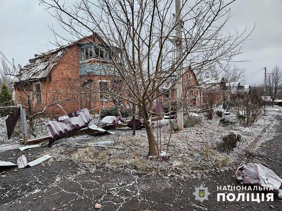 Російськими обстрілами на Донеччині пошкоджено 18 житлових будинків, поранено троє людей