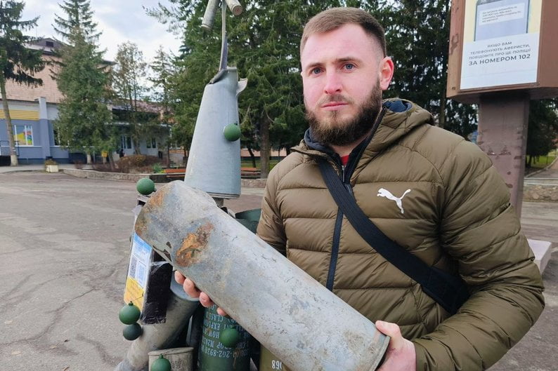 Волонтери створили металеву ялинку з артилерійських снарядів