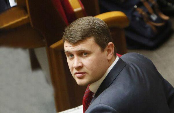 Парламентаря, який не подавав останніх декларацій, помітили на електрокарі Mercedes 2022 року випуску