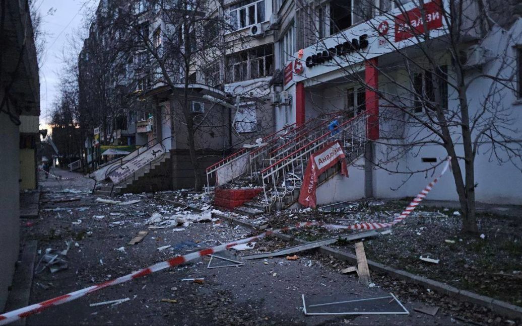 У Херсоні російські окупанти влучили по багатоповерхівці